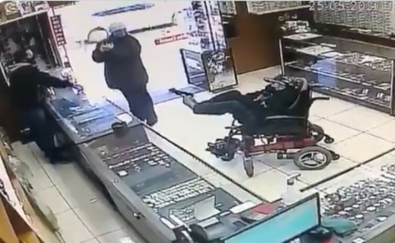 Video: Joven discapacitado toma una pistola con sus pies y asalta una relojería