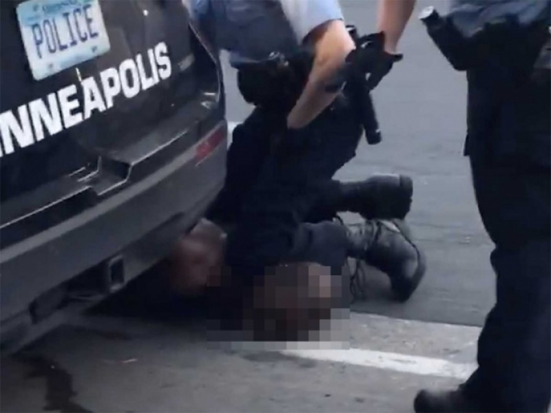Despiden a cuatro policías de EU por el caso de oficial que aplastó el cuello a afroamericano y luego muere
