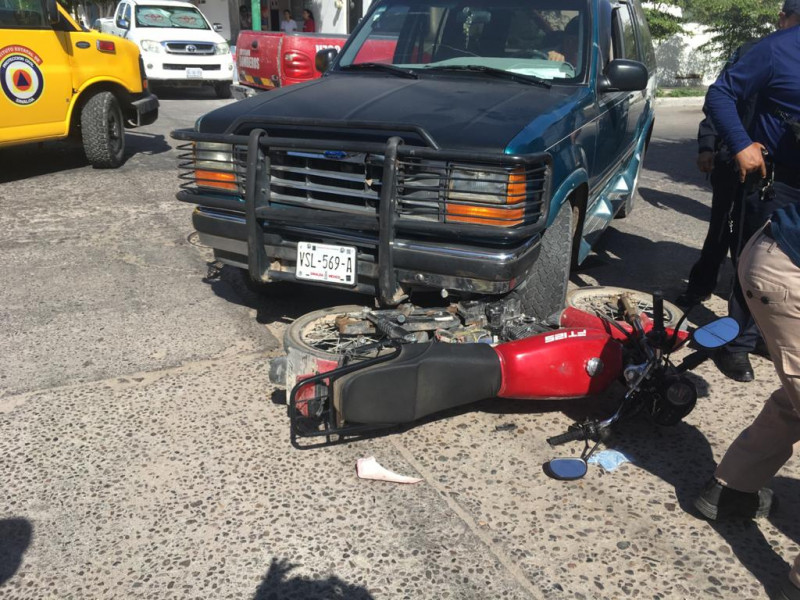 Motociclistas son embestidos por camioneta en Escuinapa