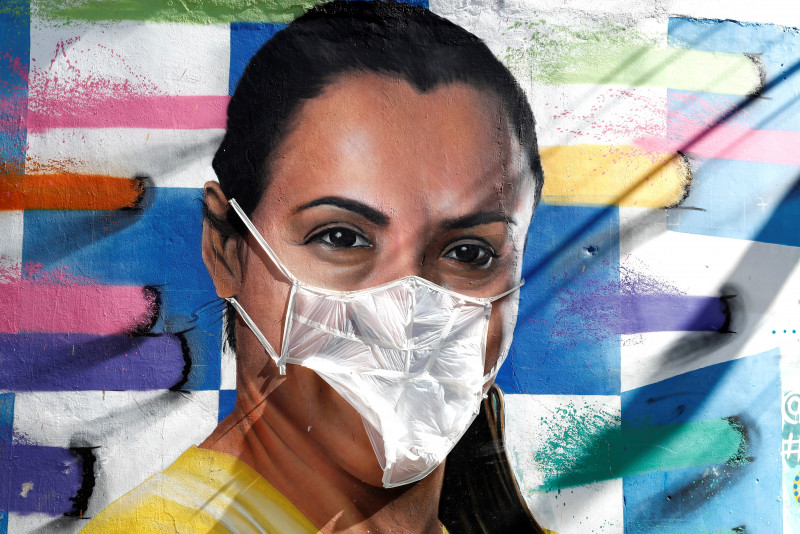 Artista pone mascarillas a grafitis para alertar del COVID-19