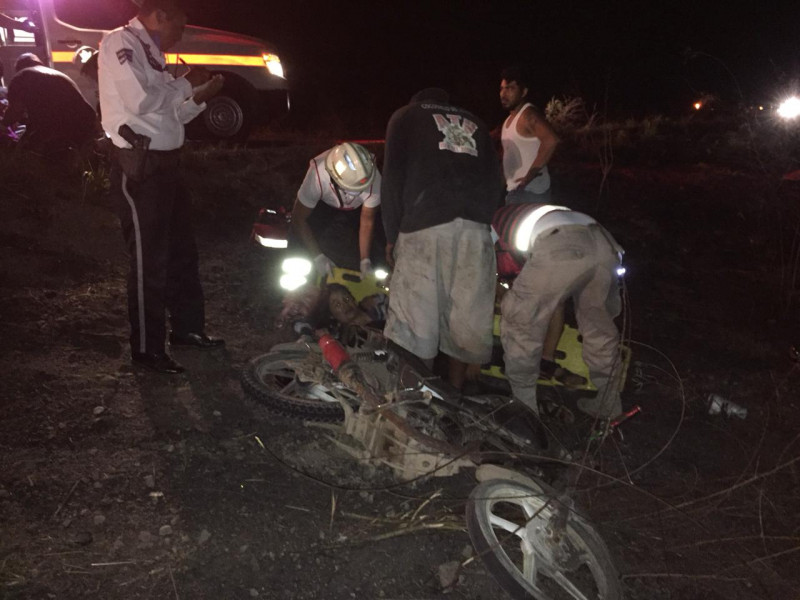 Familia completa resulta lesionada en accidente en carretera de Escuinapa