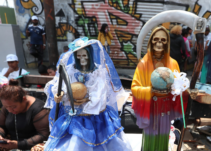 Cientos de fieles celebran a la Santa Muerte en su altar de Ciudad de México