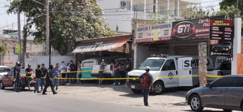 Asesinan a un joven al interiro de negocio de instalación de estereos para automóvil