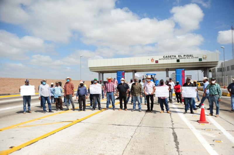 Alcalde de Navolato encabeza manifestación de productores en caseta de peaje de El Pisal