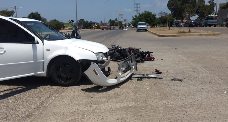 Choque entre moto y carro deja herido a un hombre