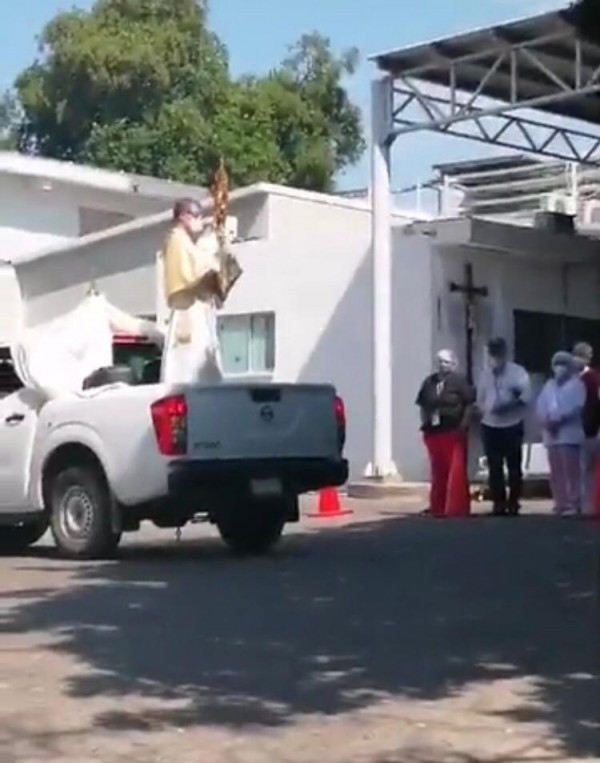 Llevan el Santísimo al área de urgencias del ISSSTE en Culiacán