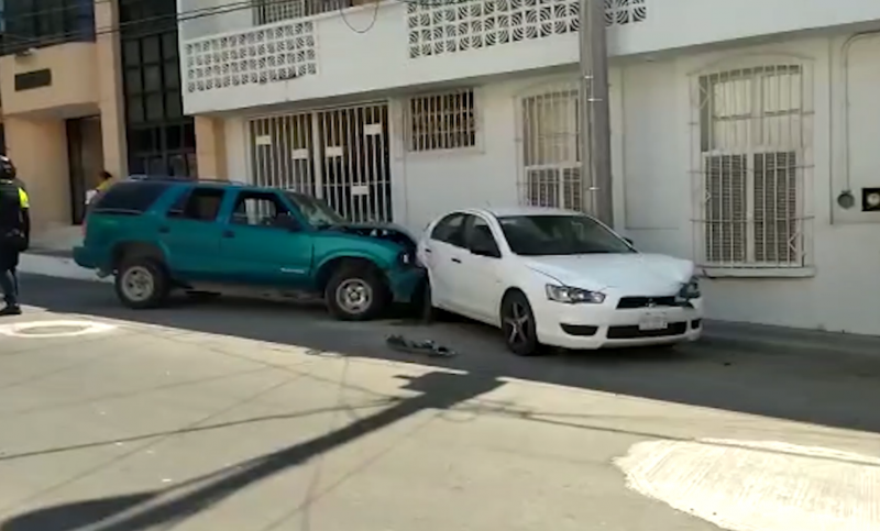 Sujeto en persecución choca y causa daños en tres vehículos estacionados