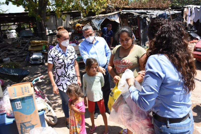 Lleva alcalde de Rosario apoyo a familia que perdió todo en incendio