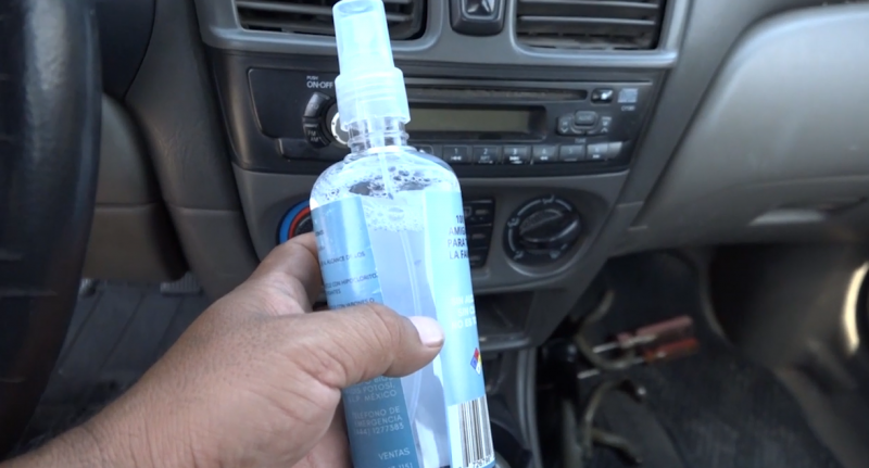Desinfectantes con alcohol, un riesgo latente en el auto