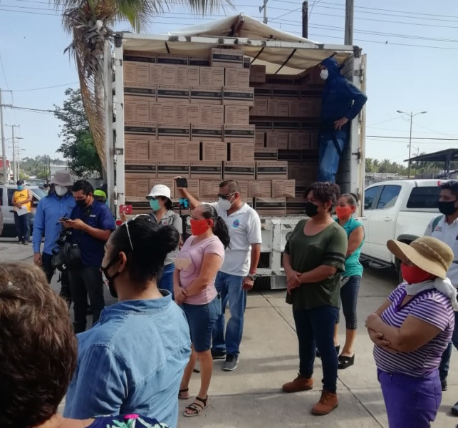 Entregan despensas a pescadores y maquiladoras de Mazatlán