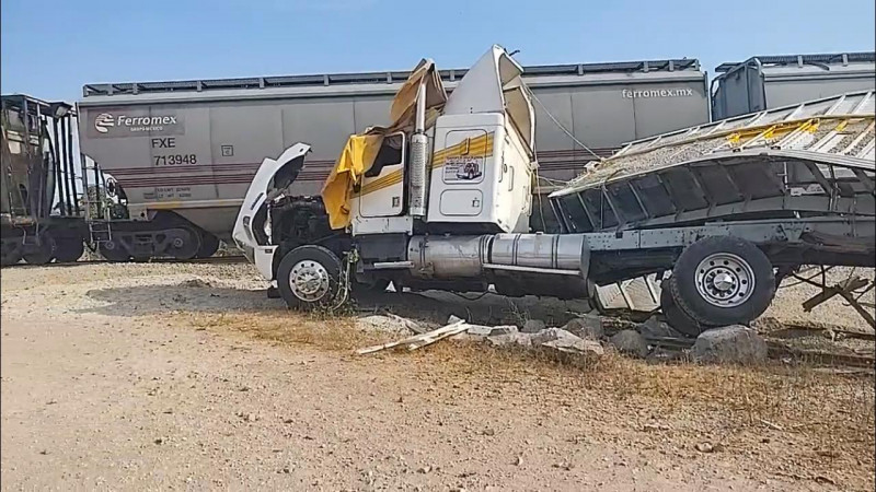 Camión de carga intenta ganarle el paso al tren y es embestido