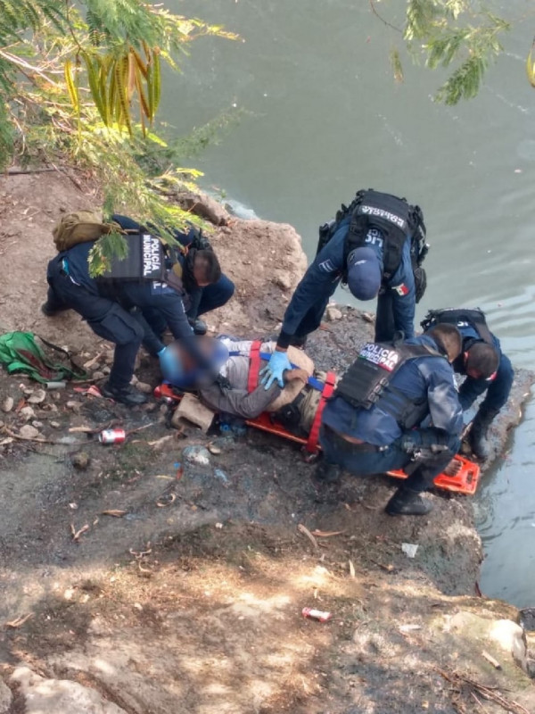Rescatan a hombre que se arrojó de puente
