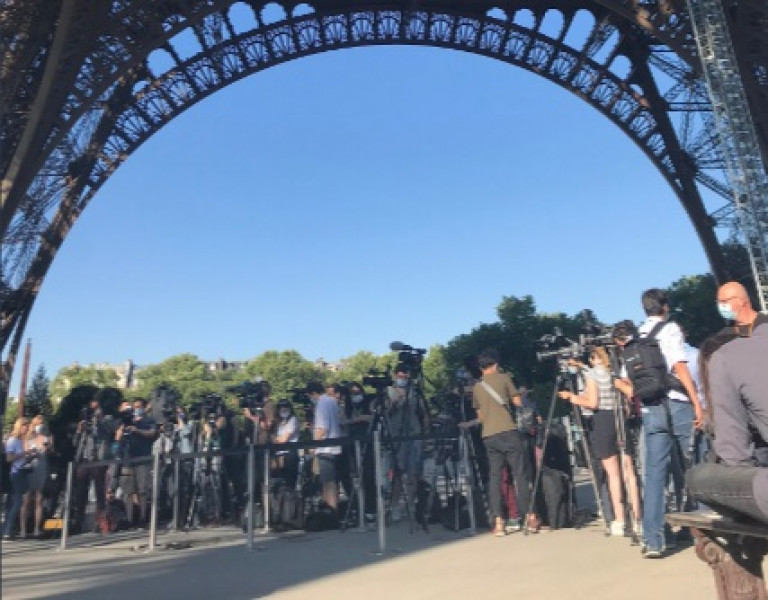 La Torre Eiffel recibe sus primeras visitas después de 104 días cerrada