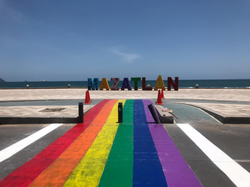 Paso peatonal de Mazatlán se pinta de colores LGBT
