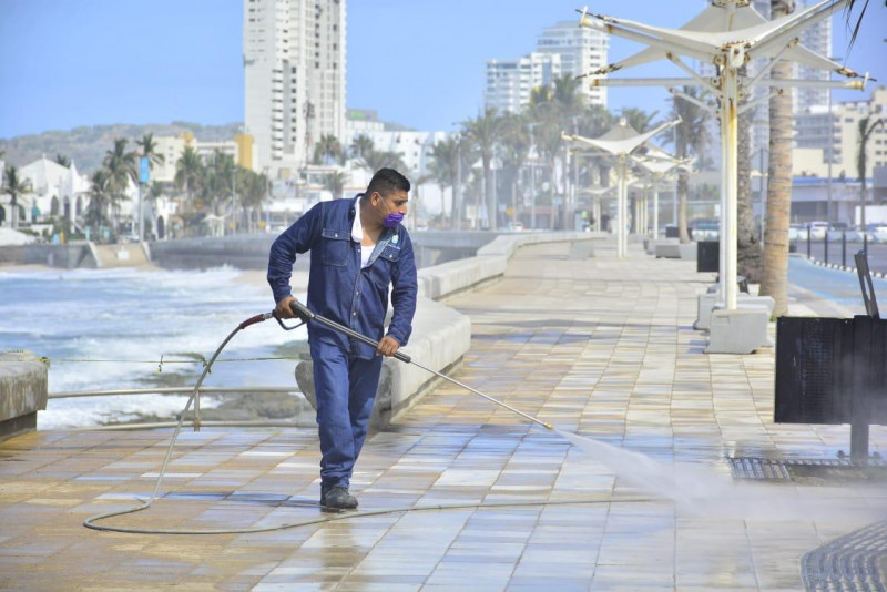 Se 'alistan' el Malecón y el Parque Martiniano para recibir a los turistas