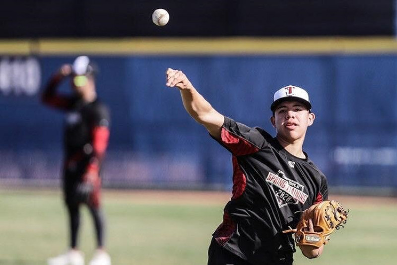 Tomateros registra a par de peloteros en primera firma