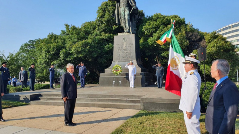 AMLO visita estatuas de Benito Juárez y Abraham Lincoln antes de reunirse con Trump