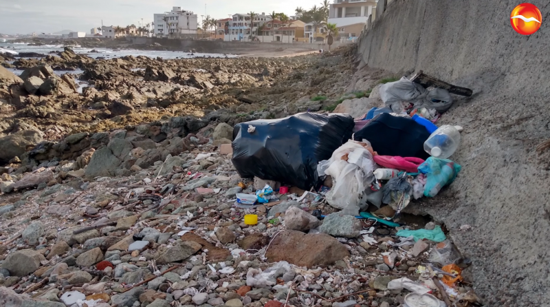 Indigentes contaminan zona de playa con basura