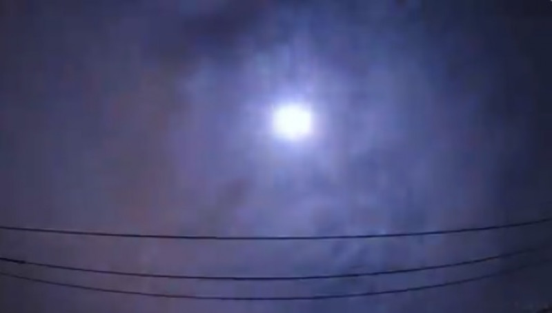 Video: Meteorito explota e ilumina el cielo nocturno de Japón