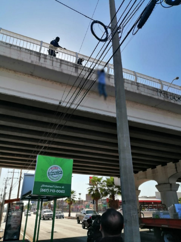 Salvan Policías Municipales a persona que intentó arrojarse  de puente