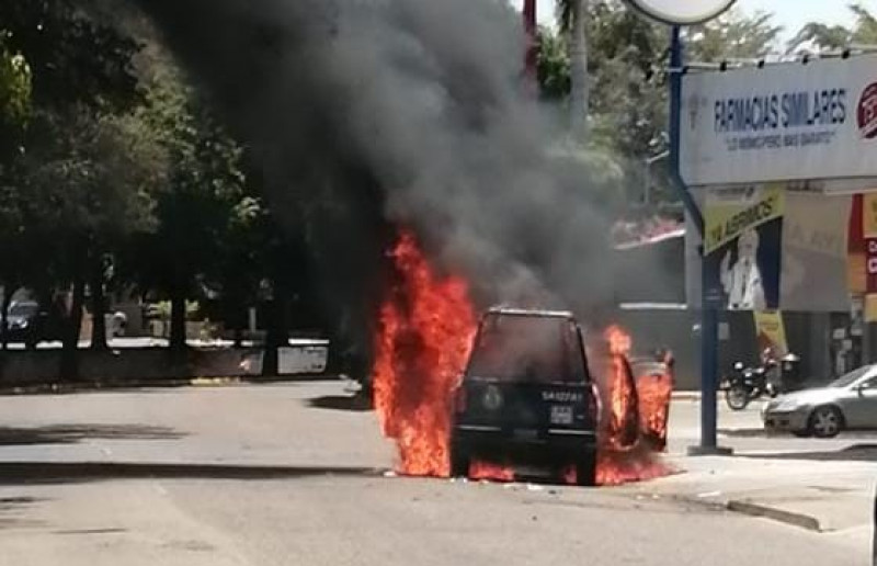 Se incendia patrulla de la Fiscalía de Sinaloa