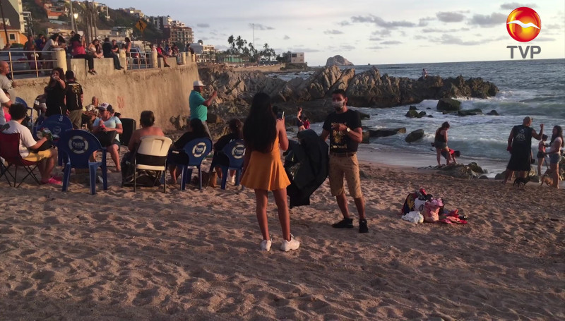 Regalan bolsas a usuarios de playas para que junten su basura