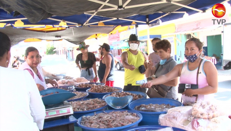 Turistas dan un "respiro" a las ventas de camarón en las "Changueras"