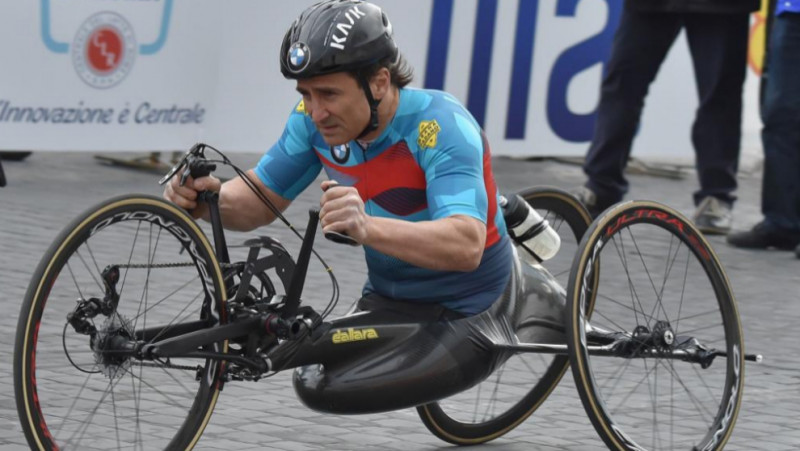 Suspenden sedación a Alex Zanardi tras grave accidente de bicicleta