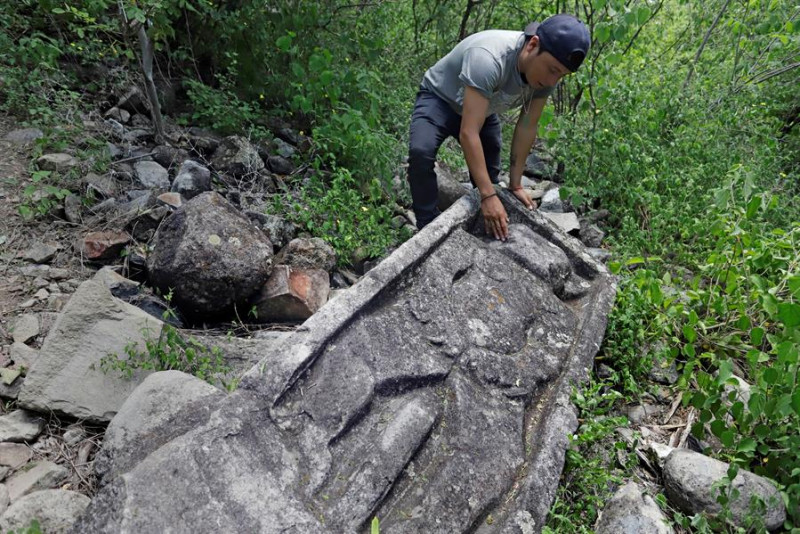Encuentran restos zapotecos y teotihuacanos en un recóndito cerro de Puebla