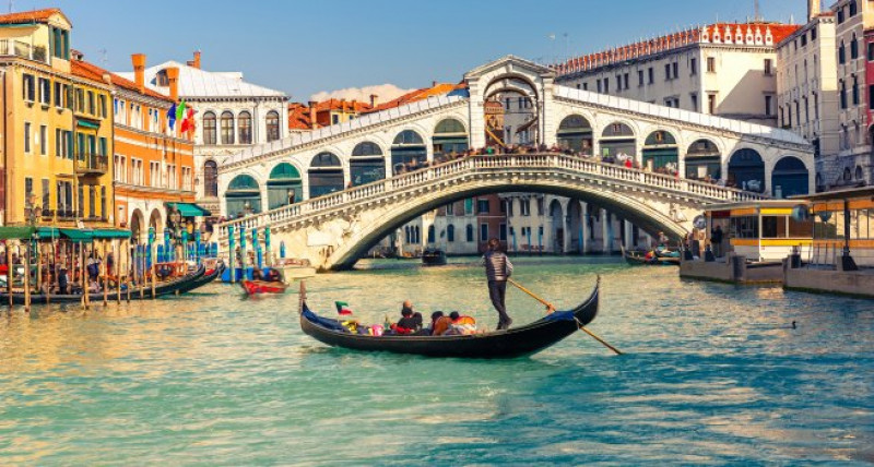 Venecia reduce las personas que pueden viajar en sus góndolas porque turistas llegan con sobrepeso