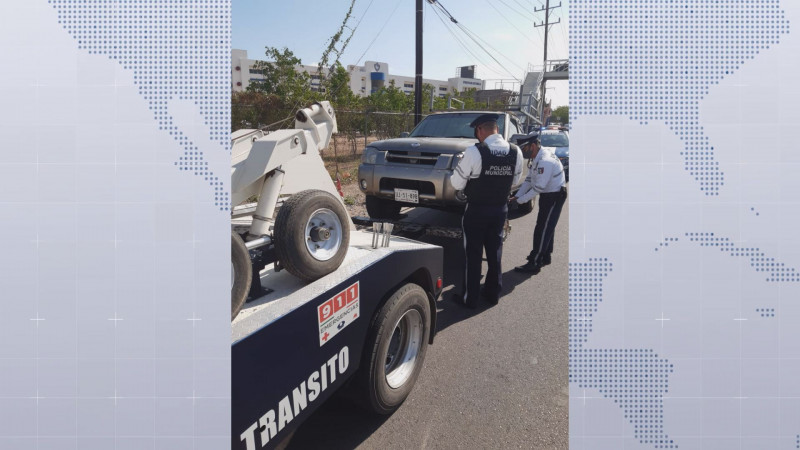 Agentes de la Unidad de Vialidad detienen vehículo desde donde se dispersaron papeles en Bulevar Lola Beltrán