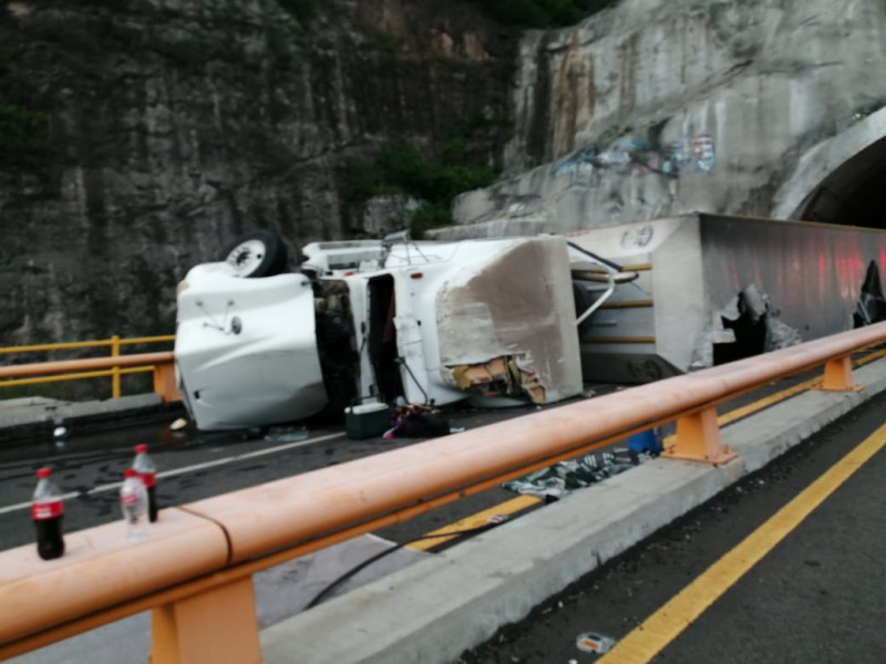Tractocamión vuelca en la Mazatlán-Durango