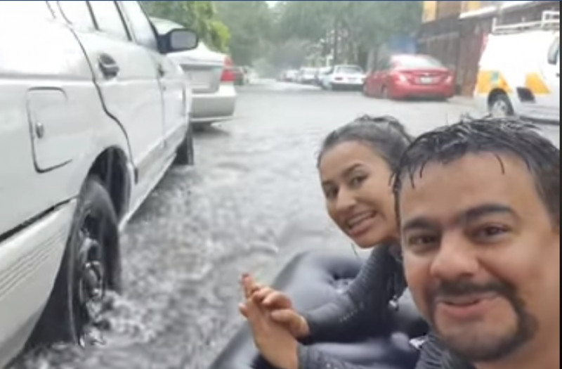 Video: pareja navega en colchon inflable por calles inundadas tras el huracán "Hanna"