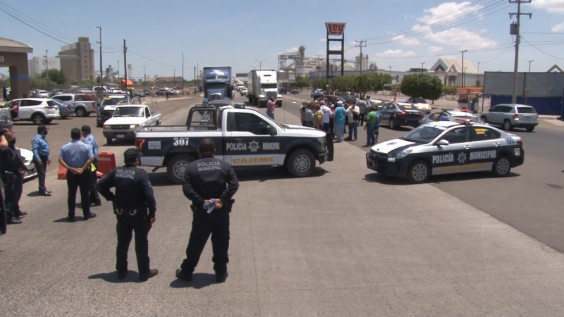 Se topan transportistas con bloqueo de transito municipal.