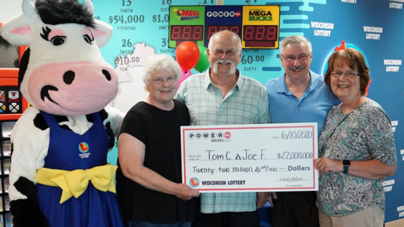 Hombre gana 22 millones en la lotería y cumple la promesa de dividir el premio con su amigo