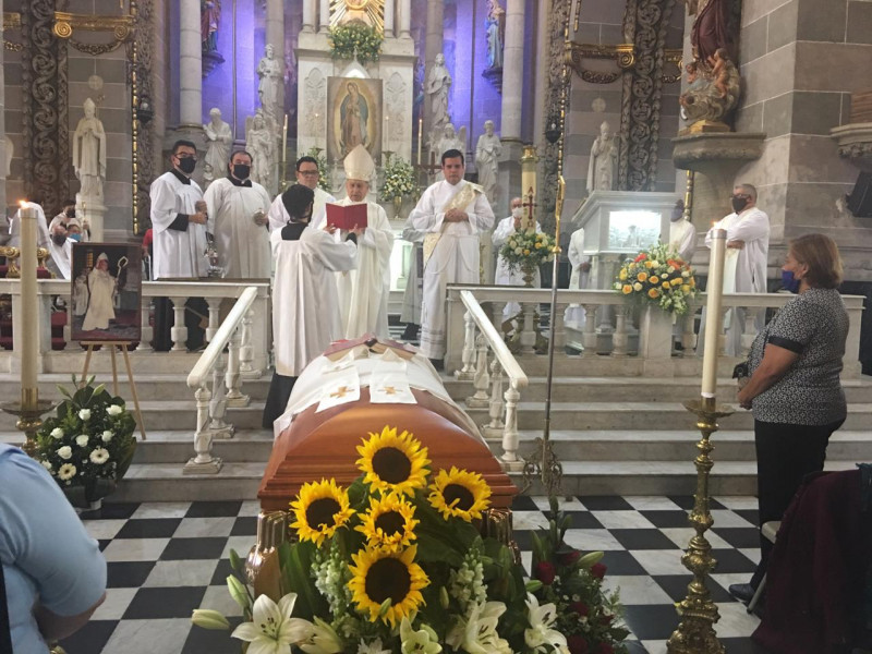 Llegan a Mazatlán restos del obispo emérito Rafael Barraza