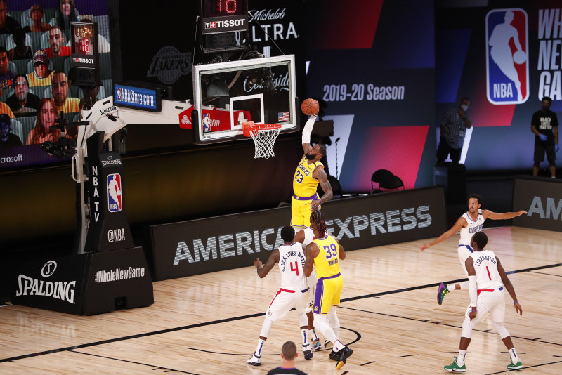 Lakers vence a los Clippers en el regreso de la NBA