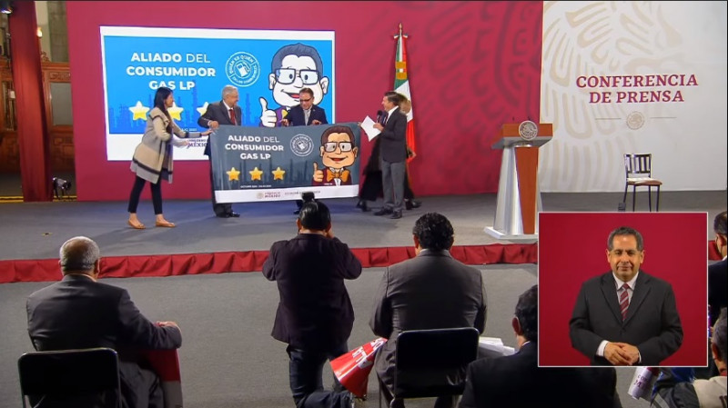 "No habrá gasolinazos, suceda lo que suceda", promete López Obrador