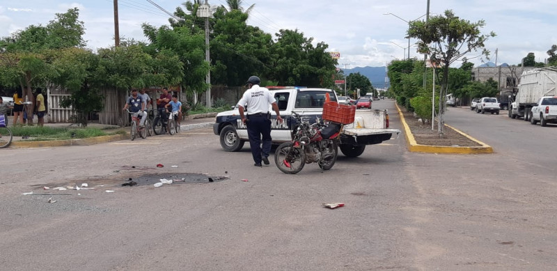 Choca motocicleta y camioneta en Escuinapa