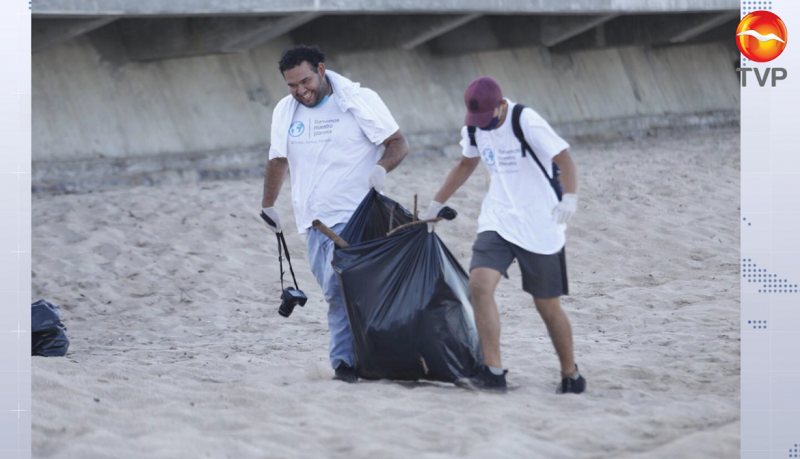 Mazatlecos limpian playas por “Día de la Juventud”
