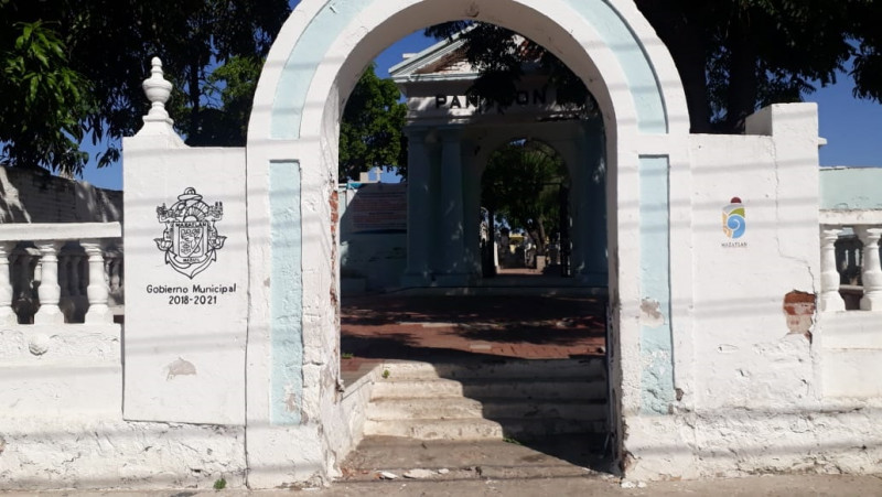 Ladrones hurtan la puerta de acceso del panteón "Ángela Peralta"