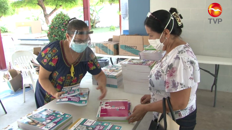 Bajo protocolos preventivos entregan libros en secundaria