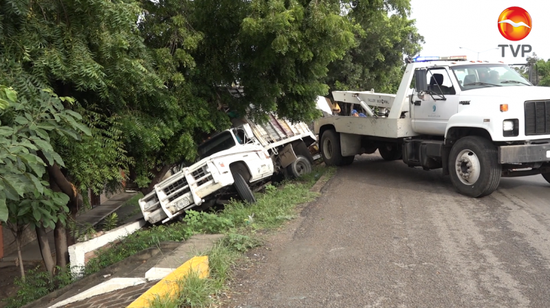 Camioneta pierde el control y se vuelca en Mazatlán