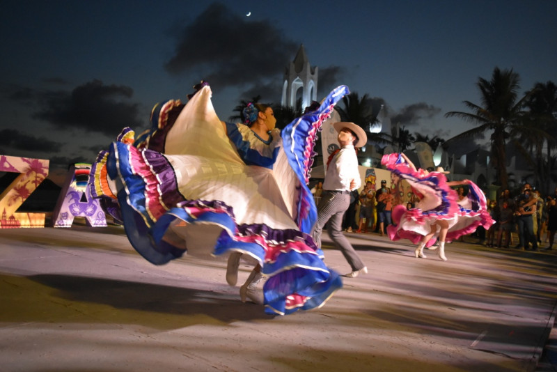 La danza ilumina las letras de Mazatlán