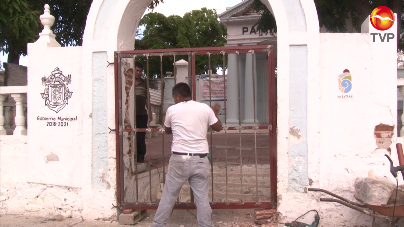 Colocan puerta del panteón municipal "Ángela Peralta"