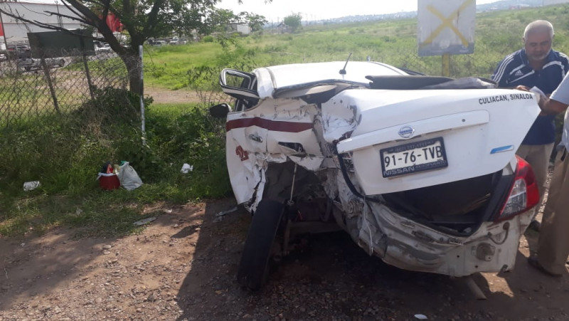 Accidente vial entre taxi y patrulla estatal