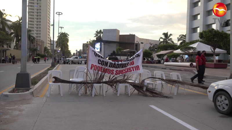 Pescadores bloquean Avenida Camarón- Sábalo
