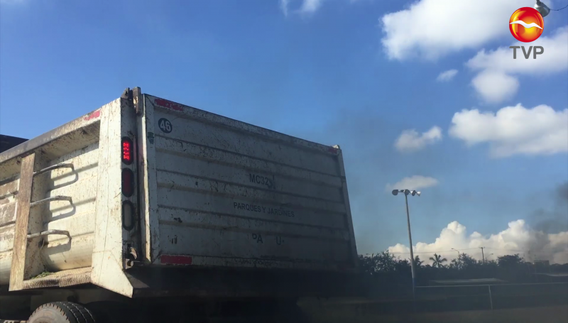 Camión del ayuntamiento despide humo negro mientras circula