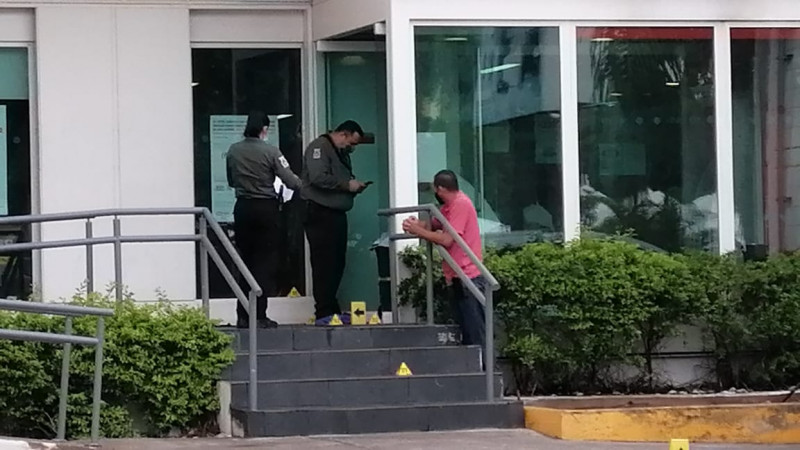 Atentado deja herida a una persona en sucursal bancaria en Culiacán