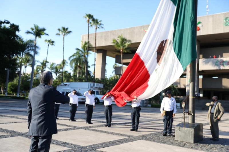 Izamiento a la bandera por 210 aniversario de la Independencia de México